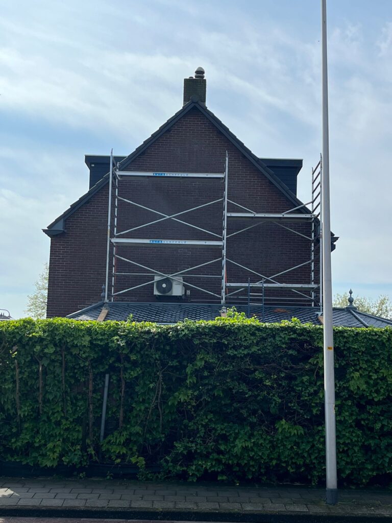 Steiger bij een huis